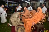  H.H. Swamiji felicitating Pt. Sanjeev Abhyankar - Copy